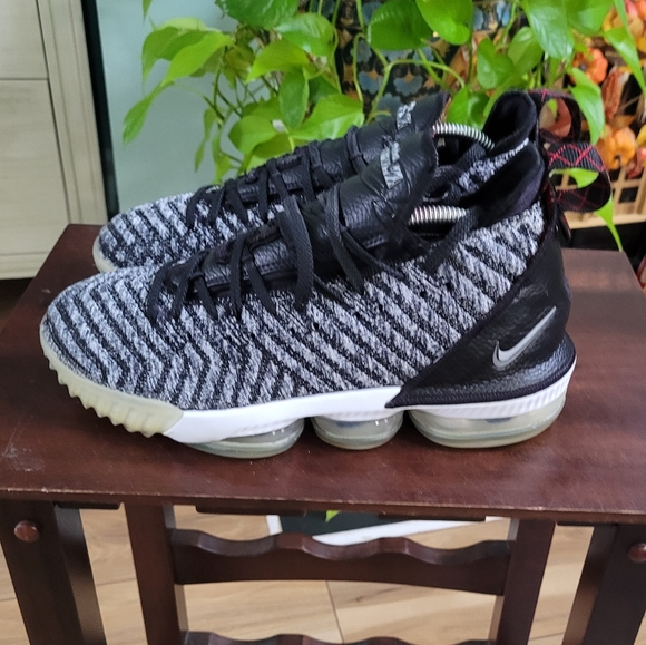 Nike Lebron 16 XVI Oreo Men’s Basketball Sneakers - Picture 4 of 9